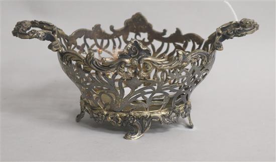 An Edwardian pierced silver two handled bowl, William Comyns, London, 1904, 9.5 oz.